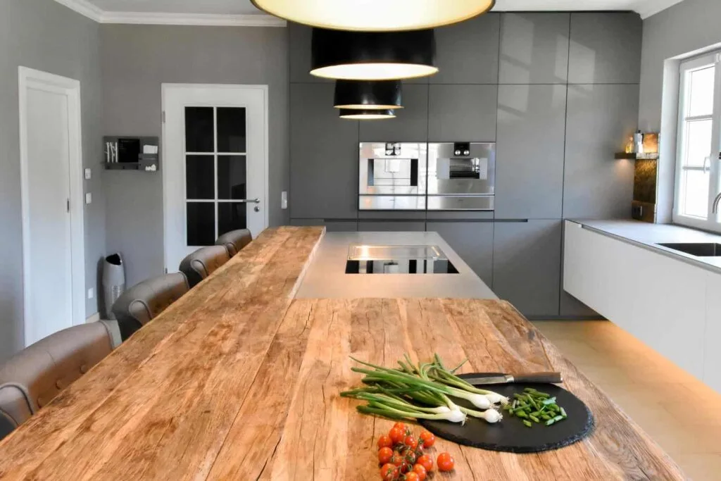 Moderne Küche mit Holztisch und Gemüse