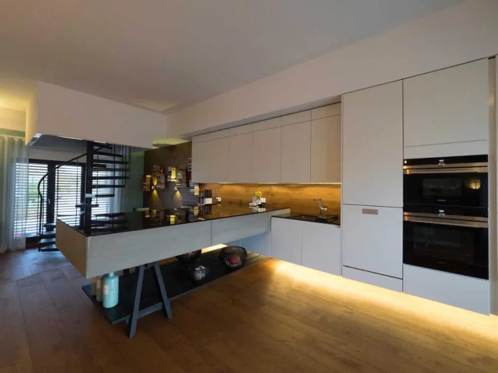 Moderne Küche mit Einbaugeräten und Holzfußboden