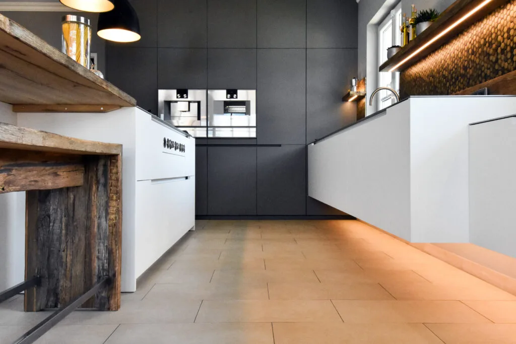 Moderne Küche mit Holzdetails und stilvollem Design.