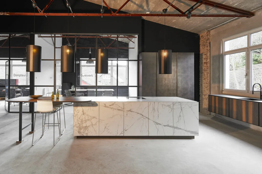 Moderne Küche mit elegantem Design und hellem Licht.