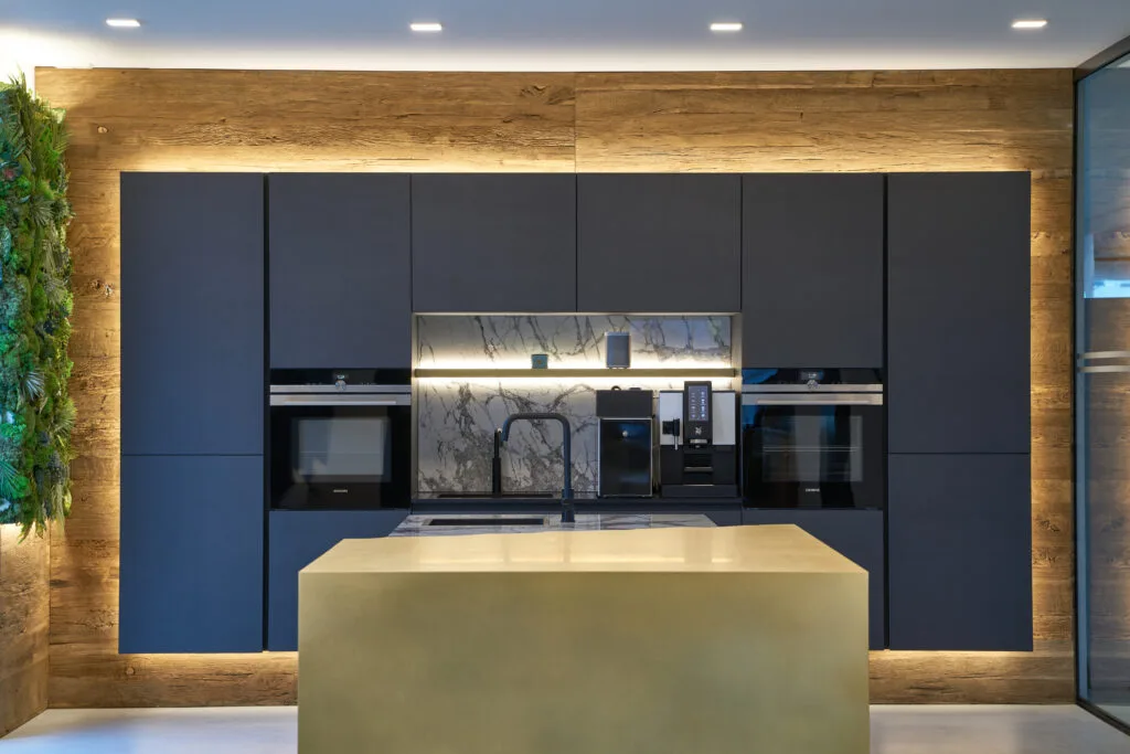 Moderne Gewerbeküche mit eleganten Oberflächen und Geräten. Blau und Gold