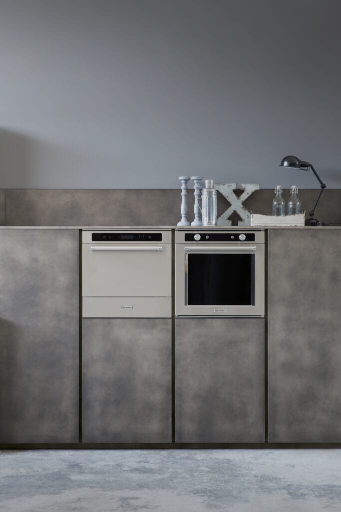 Moderne Küche mit eleganten Geräten und Dekoration in Grau