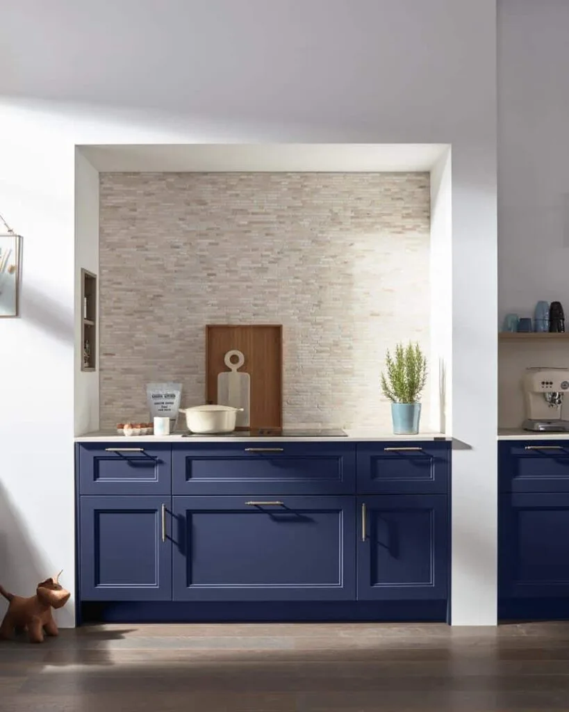 Moderne Küche mit blauen Schränken und Dekorationen.