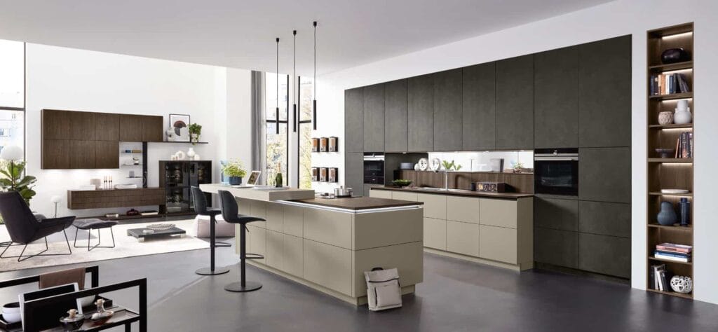 Moderne Küche mit Insel und stilvollem Design.