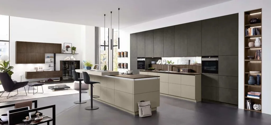 Moderne Küche mit Insel und stilvollem Design.