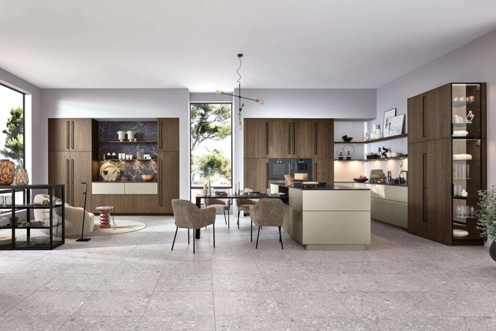 Moderne Küche mit Holzmöbeln und großen Fenstern
