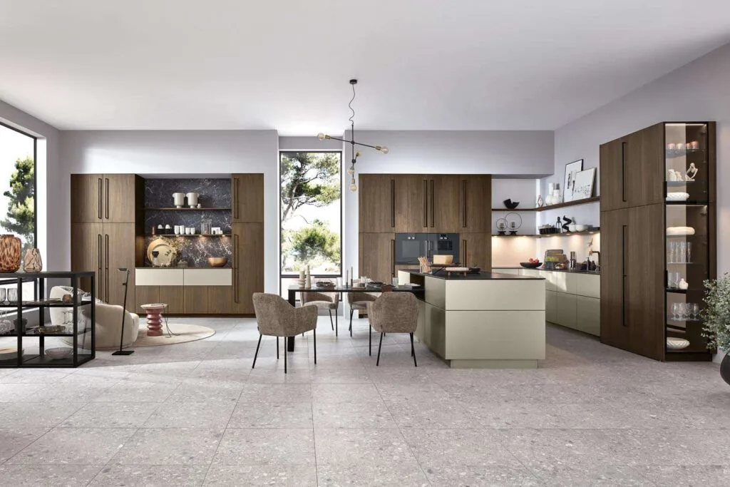 Moderne Küche mit Holzmöbeln und großen Fenstern