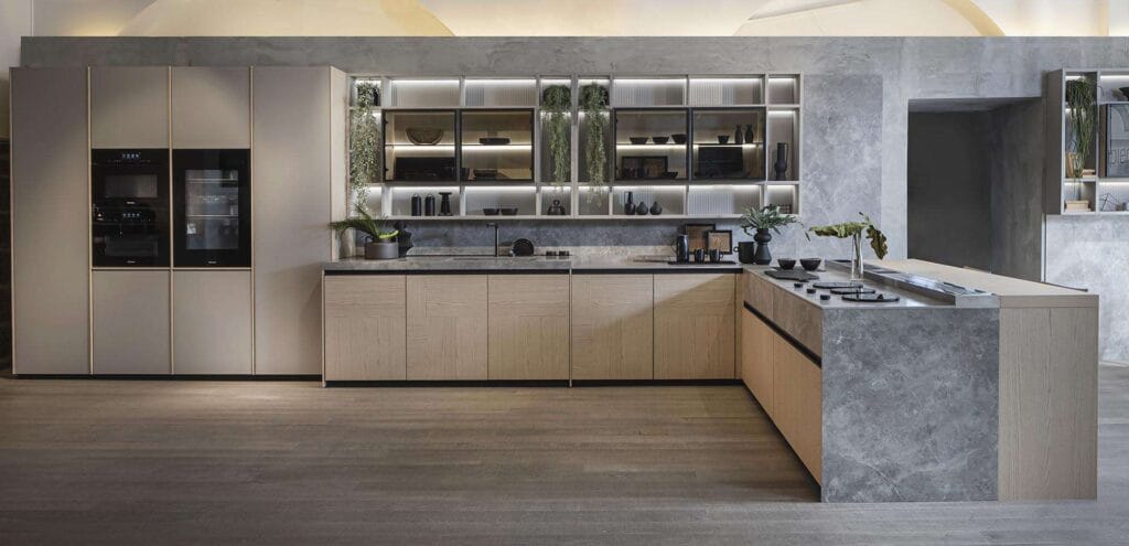 Moderne Küche mit Holz- und grauen Marmorelementen