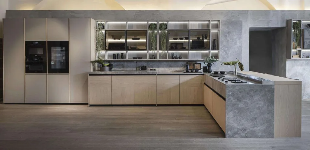 Moderne Küche mit Holz- und grauen Marmorelementen