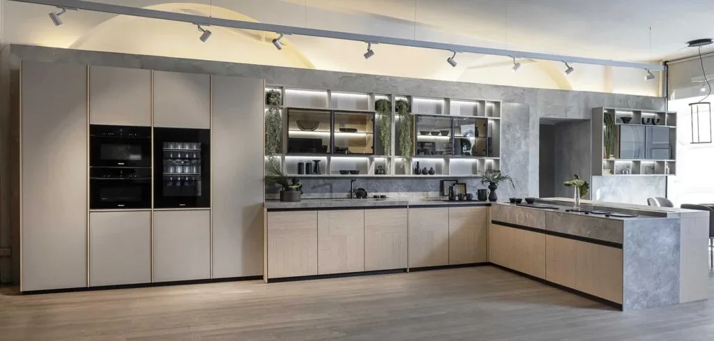 Moderne Küche mit Schränken und Geräten, gut beleuchtet.