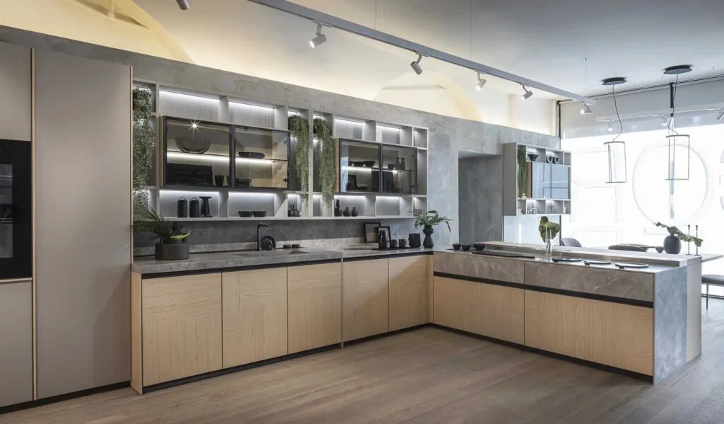 Moderne Küche mit Holz- und Steindetails, stilvoll eingerichtet.