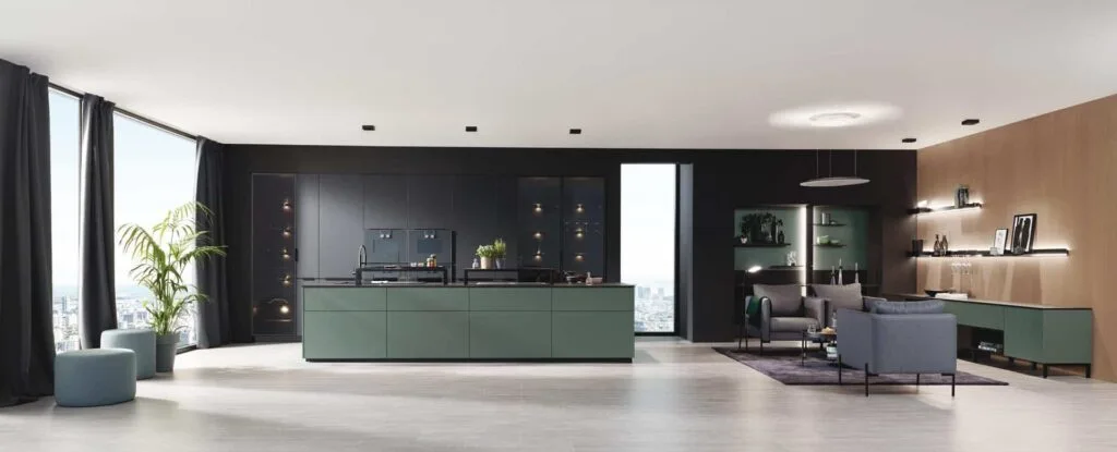 Moderne Küche mit grüner Insel und Wohnzimmer